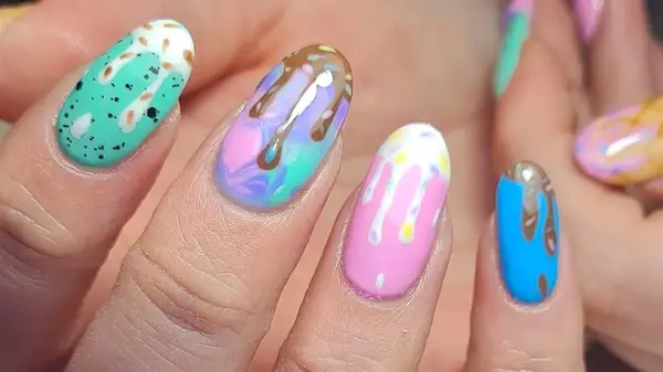 Le unghie del gelato sono la tendenza della manicure più dolce dell'estate