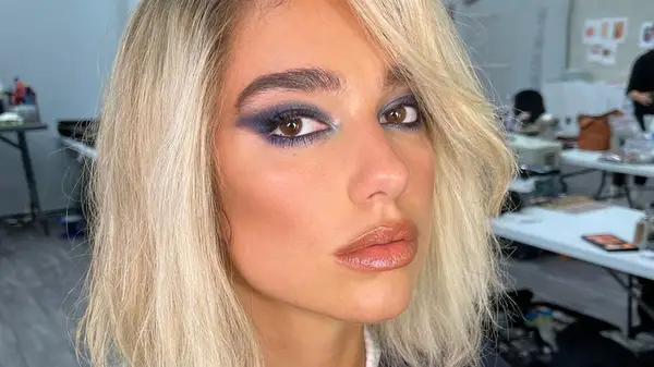 Blaues Make -up ist unsere Lieblings -Beauty Inspo für den Sommer 2024