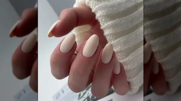 Eggnog manicure