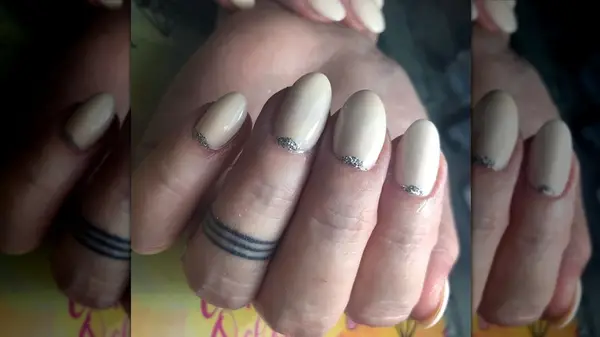 Eggnog glitter nails