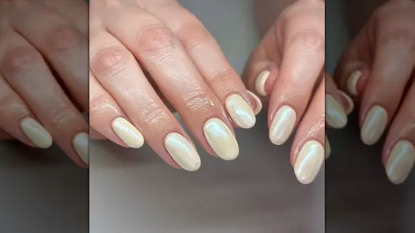 Chrome eggnog nails
