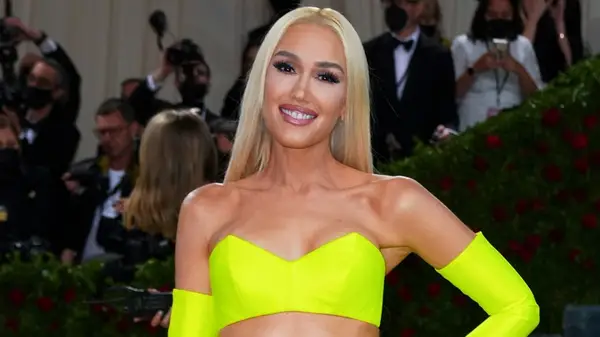 Gwen Stefani with long, straight, blond hair