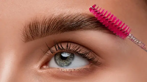 Brush setting laminated eyebrows 