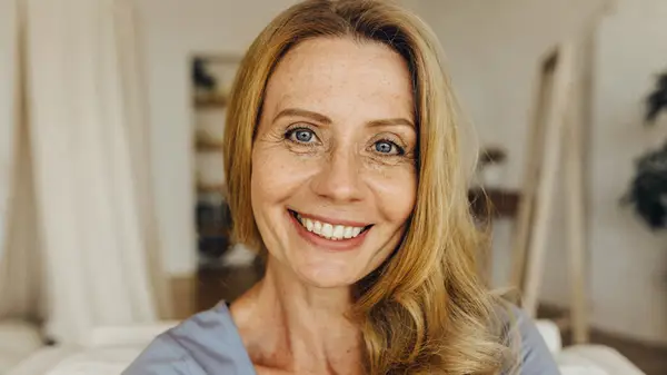 4 cortes de pelo largos que son tan halagadores para las mujeres mayores (¿quién dice que no puedes mantener tu longitud?)