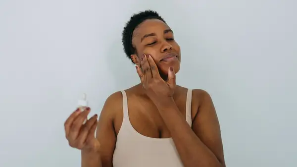 Le rambutan est l'alternative de rétinol plus douce parfaite pour la peau mature ou sensible