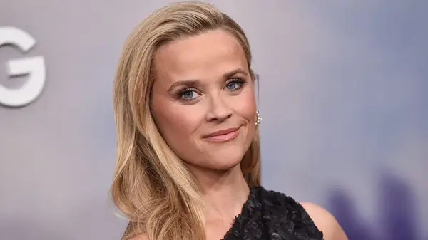 Reese Witherspoon sieht mit ihrer natürlichen Haarfarbe so anders aus