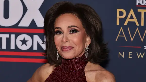 Les fotos gratuïtes de maquillatge de la jutge Jeanine Pirro ens han atordit