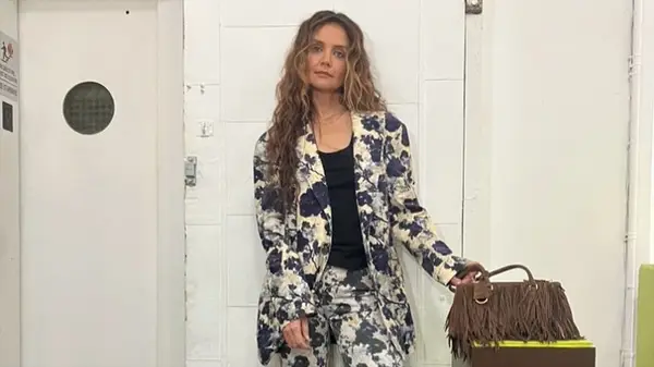 ケイティ・ホームズは、シックなビーチの波でほとんど認識できません