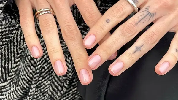 Las uñas de jabón son la tendencia de manicura minimalista definitiva