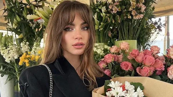 Mara Lafontan holding flowers