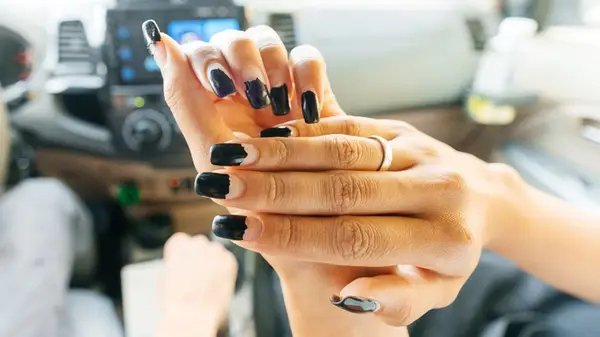 La principale raison pour laquelle vous ne devriez pas choisir votre vernis à ongles (sérieusement, ne le faites pas)