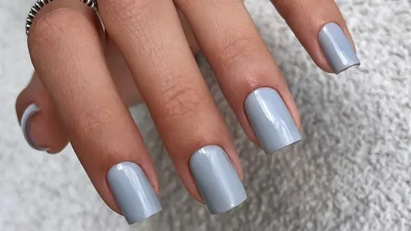 Steinnägel sind die schickste neutrale Maniküre für 2024