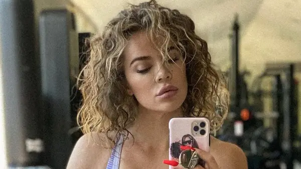 Khloe Kardashian with her natural curls