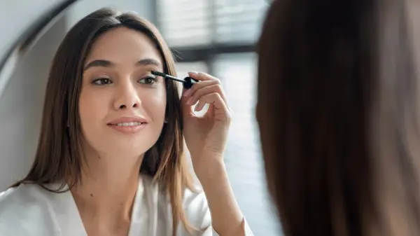 Cosa sta cocktail di mascara? Incontra la tecnica alla moda che potrebbe rendere i falsi un ricordo del passato