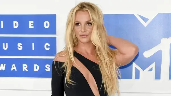 Britney Spears with blond hair on the red carpet