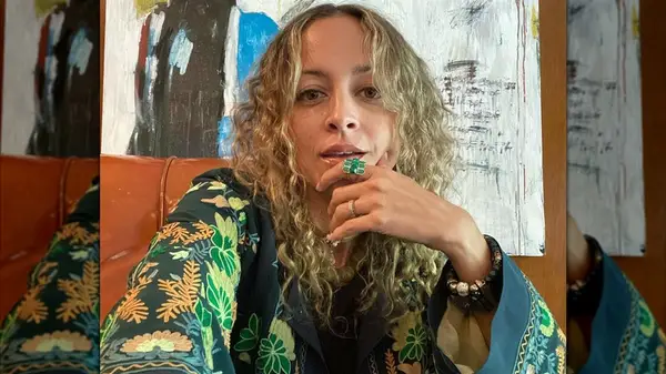 Nicole Richie taking a selfie without extensions