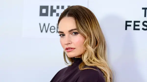 Lily James er næsten ikke genkendelig efter mørk hårtransformation