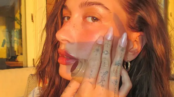 5 de las uñas de donas glaseadas más icónicas de Hailey Bieber