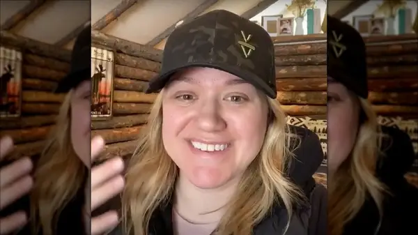 Kelly Clarkson without makeup