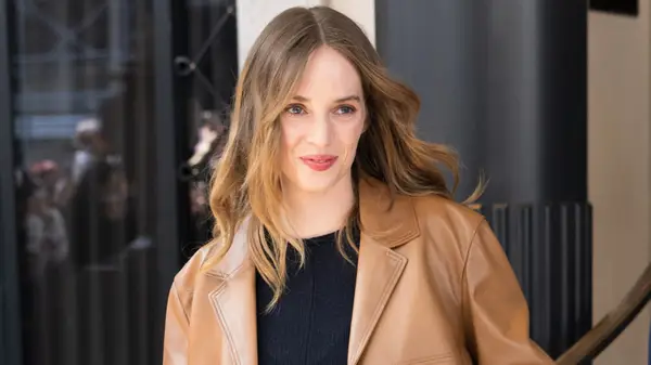 マヤ・ホークはハリウッドに爆発してから完全に変身しました