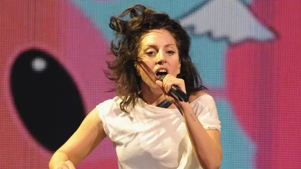 Lady Gaga showing her real hair on stage