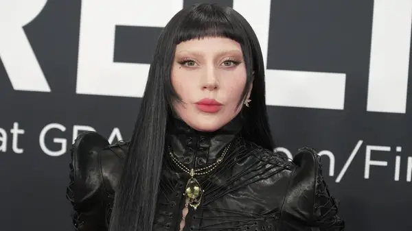 Naturalny kolor włosów Lady Gaga może cię zaskoczyć