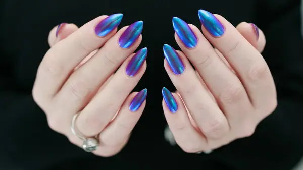 7 ideas de uñas cromadas que están perfectamente a la moda para el verano 2025