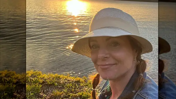 Kimberly Williams-Paisley wearing a hat