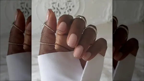 Thin line glitter French manicure