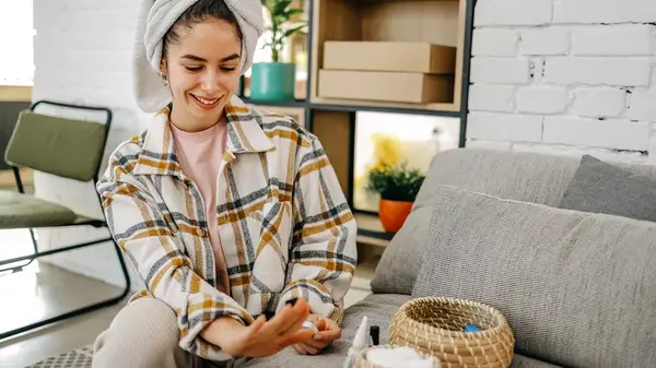 Abbiamo cercato di fare un manicure alla moda di flanella alla moda e la difficoltà è valsa la pena il risultato