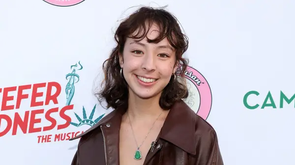 Aubrey Anderson-Emmons with a wavy bob