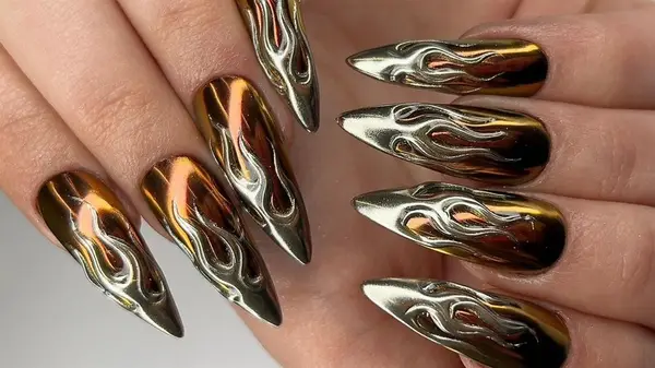 Las uñas de metal mixtas traen un glamour extra a tu próxima manicura: obtenga la tendencia