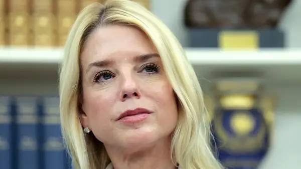 Os maiores erros de beleza de Pam Bondi que não podemos ignorar