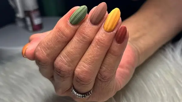 Corduroy-textured manicure