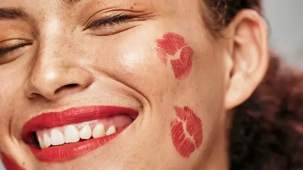 Hier erfahren Sie, wie Sie Ihr perfektes Lippenstift -Match basierend auf Ihrem Hautton finden können