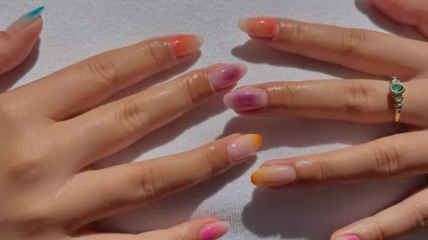 Comment utiliser votre fard à paupières comme vernis à ongles pour la manucure de bricolage ultime