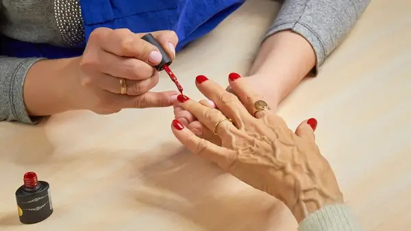 Penseu dues vegades en aquests colors de les ungles si teniu mans més grans