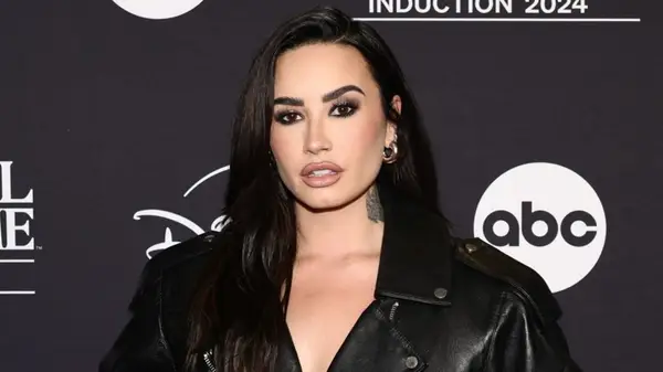 Demi Lovato vypadá bez prodloužení vlasů tak odlišně