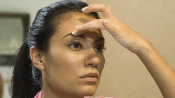 Stray ögonbrynshår som kör dig nötter? Hur man tämpar dem på det säkra sättet