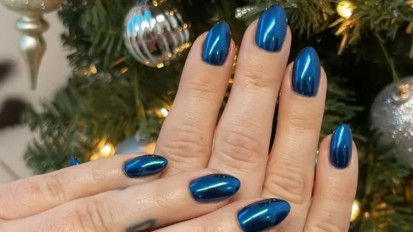 Blaue Chromnägel sind der eisige Trend für den Winter perfekt