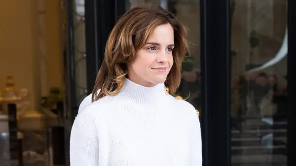 A deslumbrante transformação de cabelo de Emma Watson nos deixou olhando