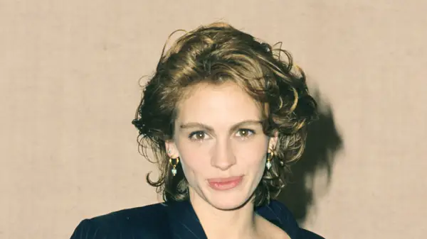 Julia Roberts with short hair in 1991