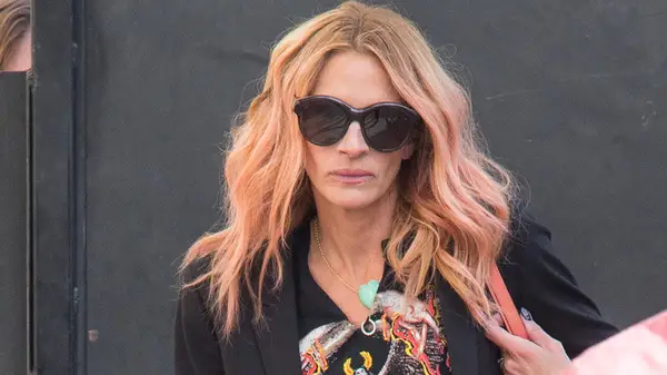 Julia Roberts with pink hair