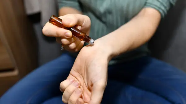 향수 오일은 당신에게 알코올이 든 공식을 버릴 좋은 이유를 줄 수 있습니다