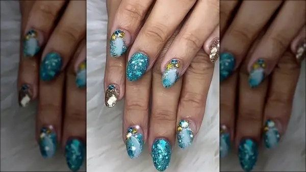 Glitter beach nails