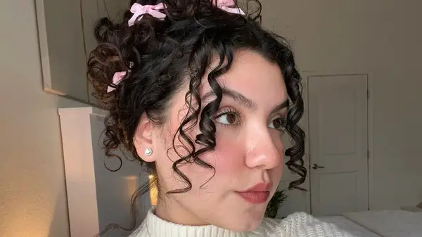 Romantyczne włosy wyglądają na wypróbowanie tych walentynek