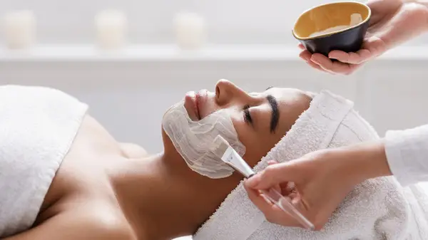 Vysvětlené výhody péče o pleť bentonitu