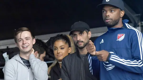 Ariana Grande with orange foundation in 2016