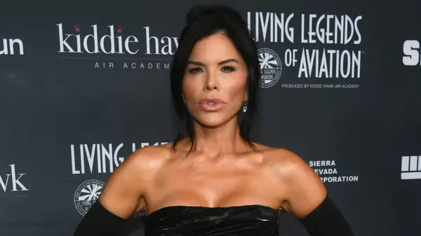 Lauren Sanchez posing on the red carpet