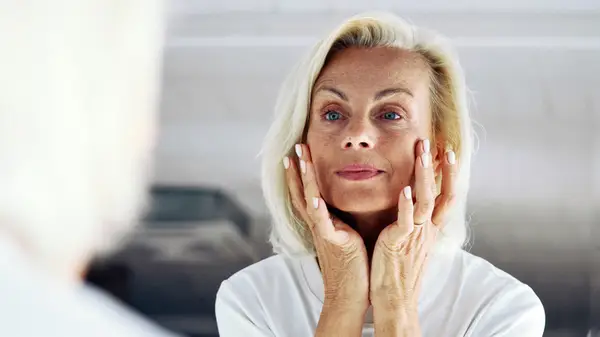 צבעי סומק שאתה צריך להתרחק מהם אם אתה מבוגר יותר